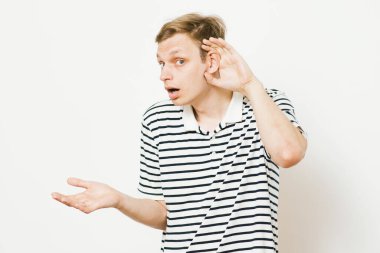 Kulak misafiri olur, dinlemeye çalışır..