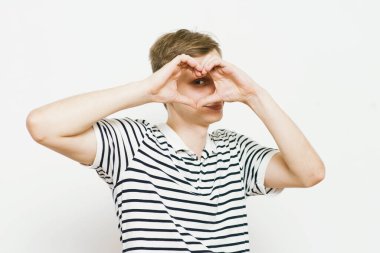 Adam kalp çerçevesi yapıyor.