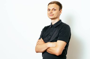 Kollarını kavuşturmuş bir adamın portresi.