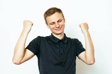 Neşeli, çok mutlu bir adam.