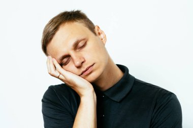 Uyu. Fotoğraf stüdyosundaki adam.