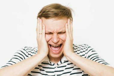 Fotoğraf stüdyosundaki umutsuz adam.