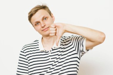 Adam baş parmak hareketi gösteriyor.