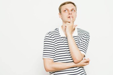 Adam fotoğraf stüdyosunda düşünüyor.