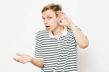 Kulak misafiri olur, dinlemeye çalışır..