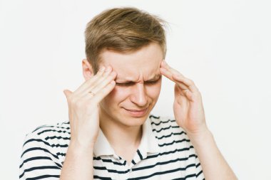 Fotoğraf stüdyosundaki adamlarda baş ağrısı