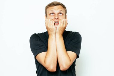 Adam tırnaklarını yiyor.