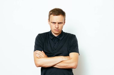 Kollarını kavuşturmuş bir adamın portresi.