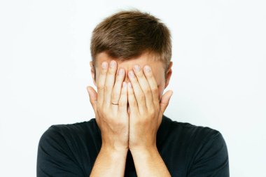 Erkekler gözlerini onun elleriyle kapatır.