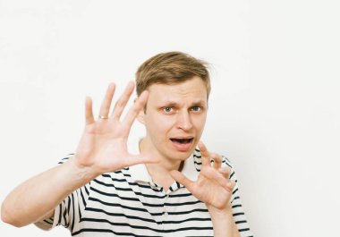 Adam korkudan korkuyor.
