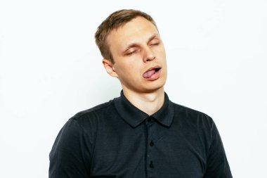 Adam fotoğraf stüdyosunda dil gösteriyor.