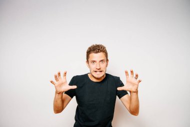 Parlak arkaplanda duran adam