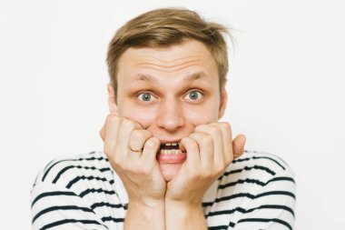 Adam tırnaklarını yiyor.