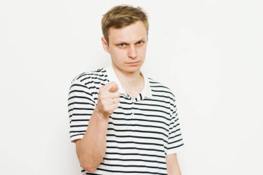 Adam incir gösteriyor.