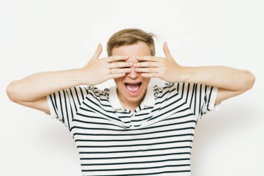 Erkekler gözlerini onun elleriyle kapatır.