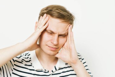 Fotoğraf stüdyosundaki adamlarda baş ağrısı