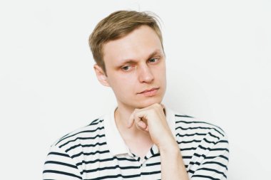 Adam fotoğraf stüdyosunda düşünüyor.