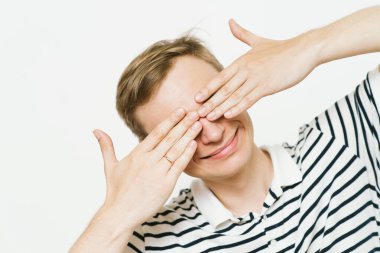 Erkekler gözlerini onun elleriyle kapatır.