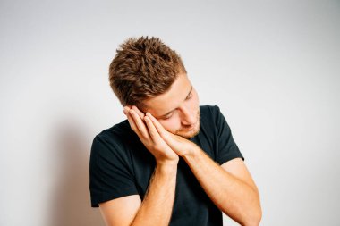 Parlak arkaplanda duran adam