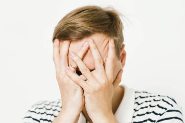 Erkekler gözlerini onun elleriyle kapatır.