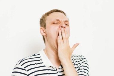 Esniyor. Fotoğraf stüdyosundaki adam.