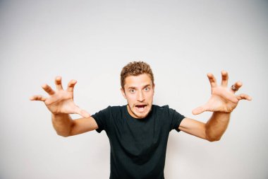 Parlak arkaplanda duran adam