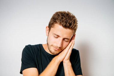 Parlak arkaplanda duran adam