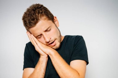 Parlak arkaplanda duran adam