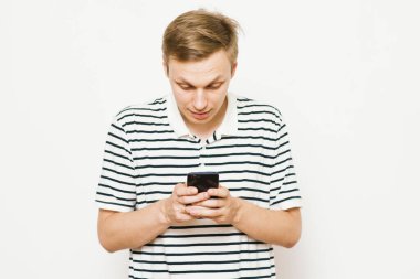 Akıllı telefonu olan bir adam.