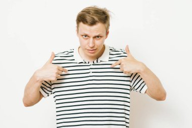 Erkek el parmağı göğsünü işaret ediyor. Jest yap. Ben kimim?.