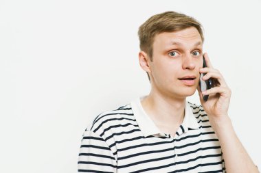 Akıllı telefonu olan bir adam.