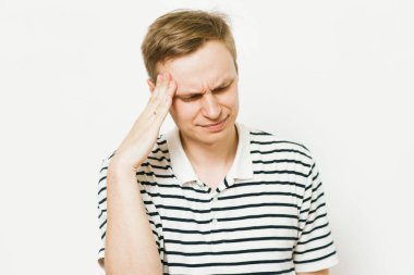 Fotoğraf stüdyosundaki adamlarda baş ağrısı