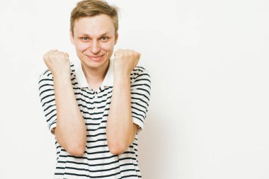 Neşeli, çok mutlu bir adam.