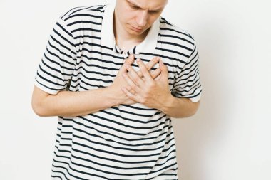 Kalp krizi geçiren bir adam.