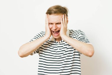 Fotoğraf stüdyosundaki umutsuz adam.