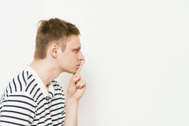 Adam parmağını onun dudaklarına koydu.