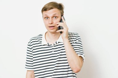 Akıllı telefonu olan bir adam.