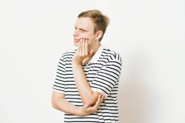 Erkek Diş Ağrısı Fotoğraf stüdyosunda