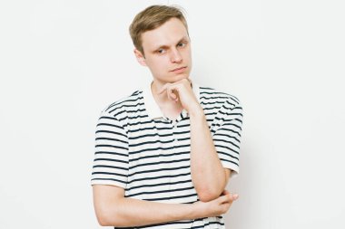 Adam fotoğraf stüdyosunda düşünüyor.