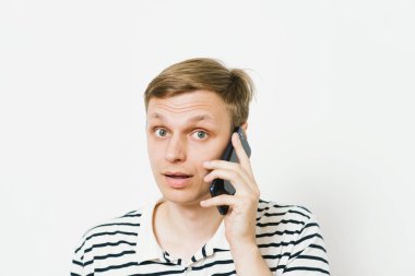 Akıllı telefonu olan bir adam.