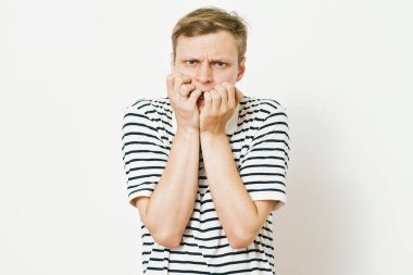 Adam tırnaklarını yiyor.