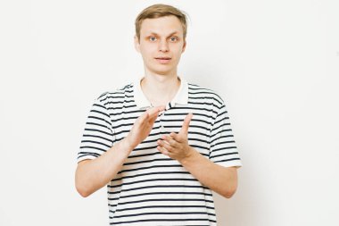 Adam alkışlar ve alkışlar