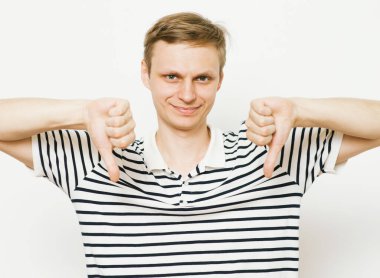 Adam baş parmak hareketi gösteriyor.