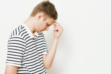 Adam fotoğraf stüdyosunda düşünüyor.