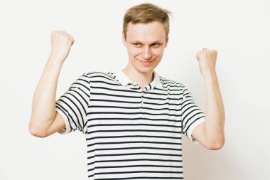 Neşeli, çok mutlu bir adam.