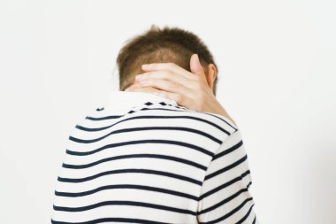 Boyun ağrısı. Arkadaki adam