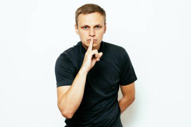 Adam parmağını onun dudaklarına koydu.