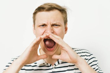 Birilerini ara. Fotoğraf stüdyosundaki adam.