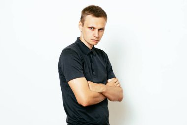 Kollarını kavuşturmuş bir adamın portresi.