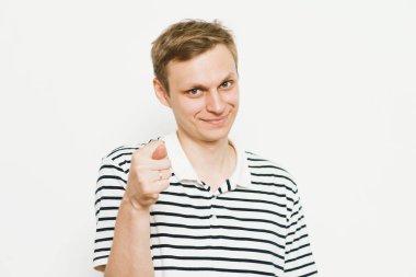 Adam incir gösteriyor.